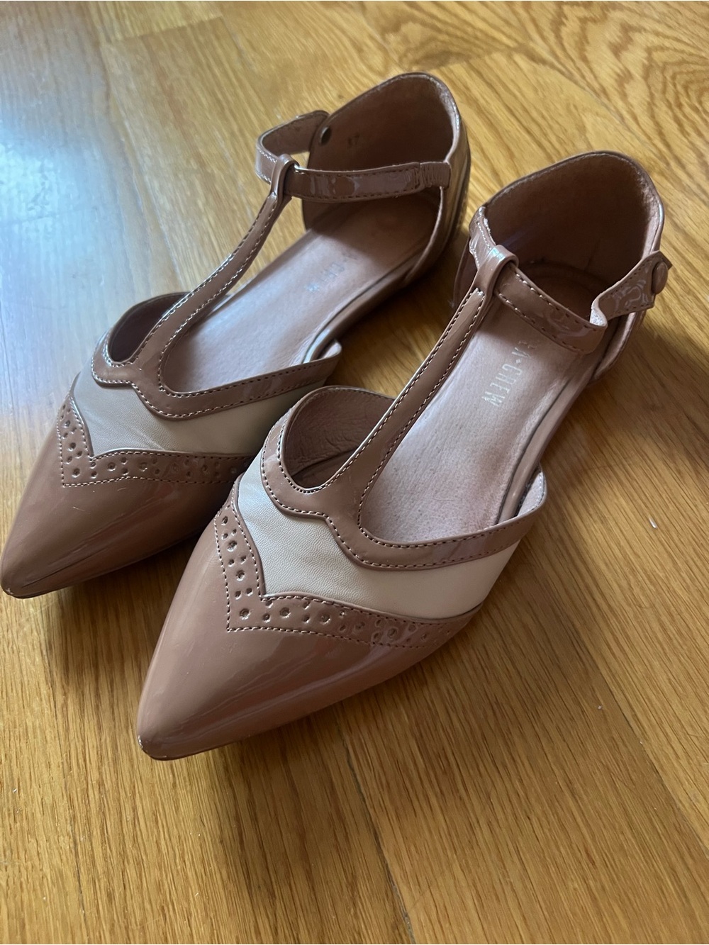 Vintage Pointed T-Strap Flat Shoes in Nude and Cream- size 6.5